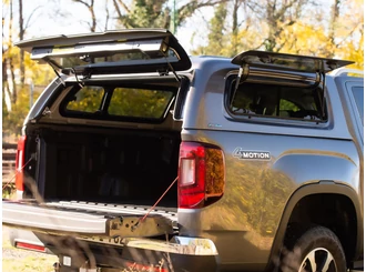 Aeroklas Stylish Hardtop - mit Aufklappfenster rechts und Ausstellfenster links - lackiert - Amarok D/C 2023- Aeroklas Stylish Hardtop - mit Aufklappfenster rechts und Ausstellfenster links - lackiert - Amarok D/C 2023-